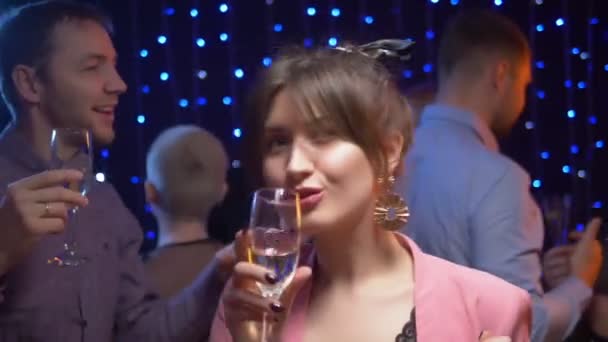 Primer plano hermosa chica bailando en una fiesta amistosa. fiesta corporativa — Vídeos de Stock