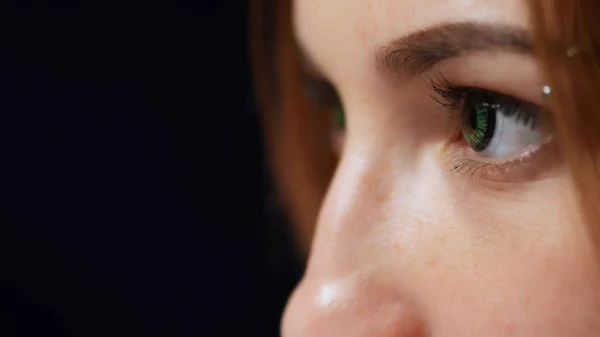 Close-up. Gadis wajah dalam profil dengan mata lensa. menyalin ruang — Stok Foto