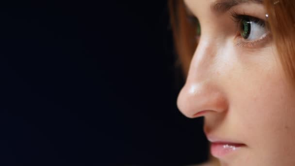 Close-up. rosto menina no perfil com olhos lentes. espaço de cópia — Vídeo de Stock