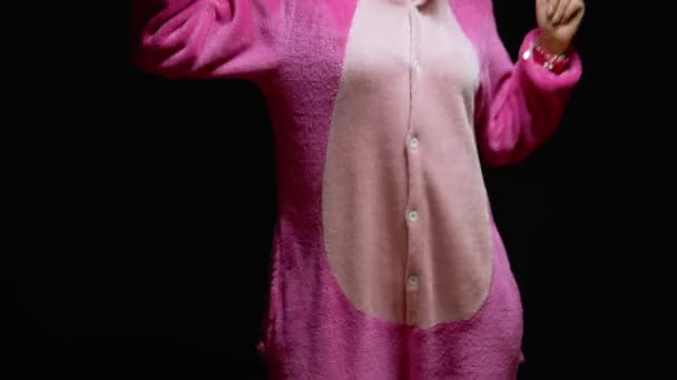 Rolig flicka i overall kigurumi danser på en svart bakgrund — Stockvideo