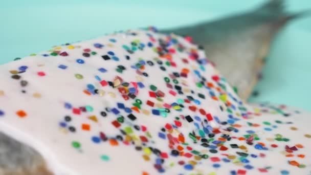 Comida design de moda. arenque de peixe com strass, molho rosa e um confete — Vídeo de Stock