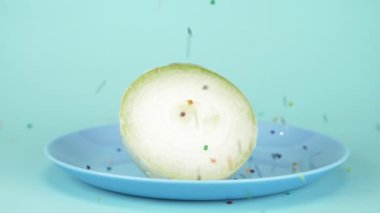  Yemek tasarımı. Soğanın yarısına şekerleme serpiştirilmiş şeker serpilmiş.