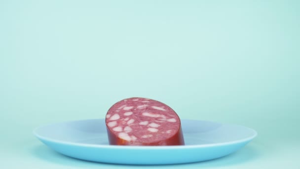 Модный дизайн питания. ломтик сосиски с луком и зефиром — стоковое видео
