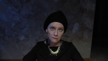 Ruhani seans. Cadı surat. Ruhla iletişim