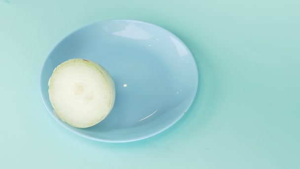 Food design. metà della cipolla è cosparsa di zucchero di pasticceria — Video Stock
