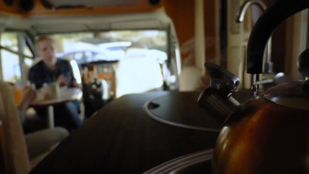 O vapor da chaleira no fogão em uma autocaravana — Vídeo de Stock