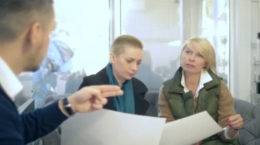 Çift erkek ve kadın ofiste bir kadın danışman ile konuşuyor.. 