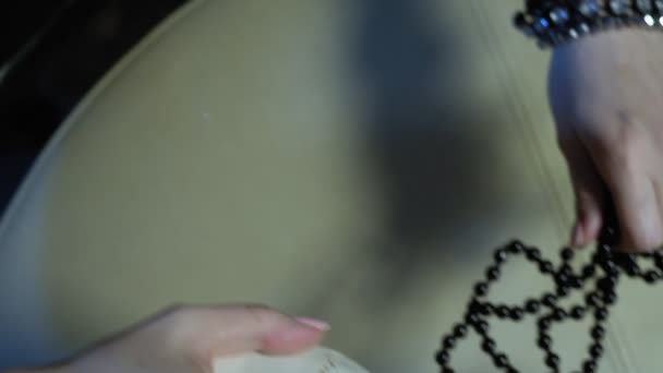 session spiritualiste. face de sorcière. communication avec l'esprit 