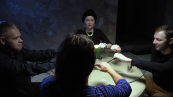 Une séance de spiritualisme groupe de personnes assises à une table ronde se tenant la main — Video