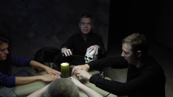 Une séance de spiritualisme groupe de personnes assises à une table ronde se tenant la main — Video