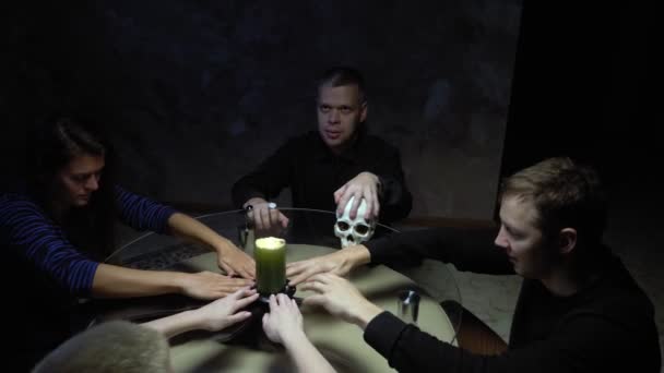 Uma sessão de espiritualismo grupo de pessoas sentadas em uma mesa redonda de mãos dadas — Vídeo de Stock