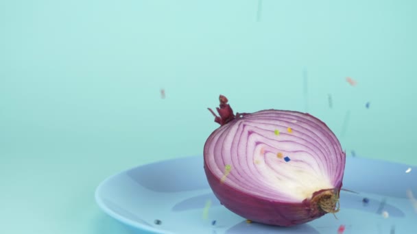 Design jídla. polovina cibule je posypána cukrovinkami a cukrovinkami — Stock video