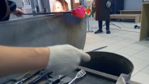 Souffleur de verre. fabrication artisanale de produits en verre — Video