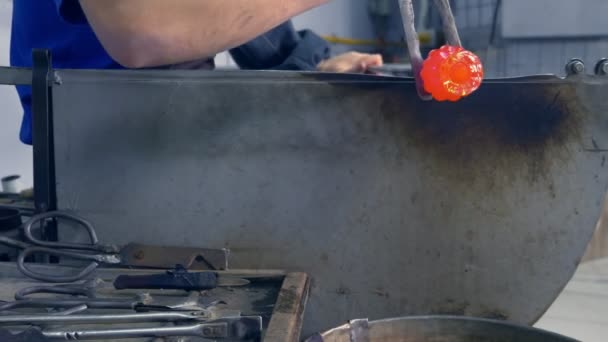 Souffleur de verre. fabrication artisanale de produits en verre — Video