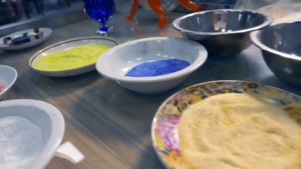 Soplador de vidrio. arena de cuarzo de color en taller de vidrio — Vídeo de stock