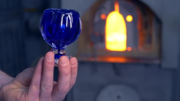 Soplador de vidrio. fabricante de productos de vidrio. hombre calienta el vidrio en un horno — Vídeo de stock