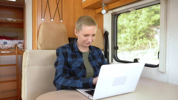 Femme utilise tablette tout en étant assis à la table dans le camping-car . — Photo