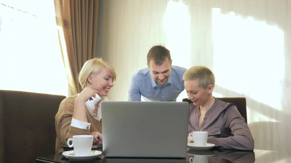 Couple man and woman talking to a female consultant in the office. — Stock Photo, Image