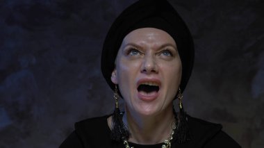 Ruhani seans. Cadı surat. Ruhla iletişim