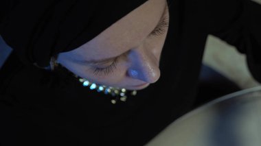 Ruhani seans. Cadı surat. Ruhla iletişim