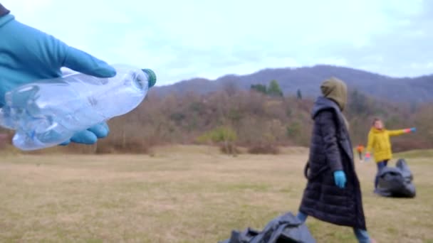 Problemas ambientais. um grupo de voluntários remove lixo na floresta — Vídeo de Stock