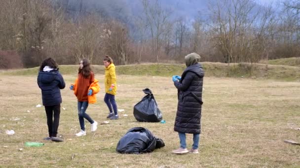 환경 문제. 자원 봉사자들 이 숲에서 쓰레기를 치우는 모습 — 비디오