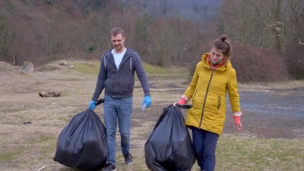 Problemas medioambientales. un grupo de voluntarios saca la basura en el bosque — Vídeo de stock