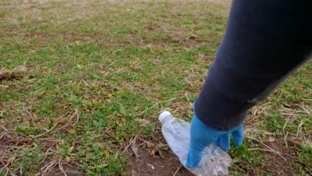 Problèmes environnementaux. un groupe de bénévoles enlève les ordures dans la forêt — Video