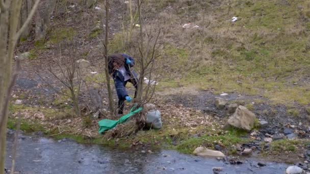 Çevresel sorunlar. Gönüllüler nehrin kıyısında çöp topluyor. — Stok video