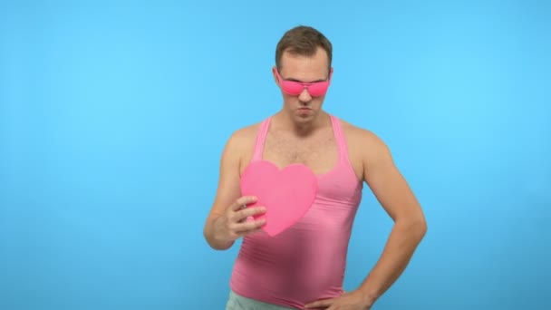 Moda manyağı parti adamı ve kalp tasarımı. Sevgililer Günü konsepti — Stok video