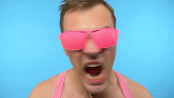 Funky elegáns jóképű srác rózsaszín napszemüvegben. A punk nem halt meg. férfi őrült sikoltozik és zajt csapnak — Stock videók