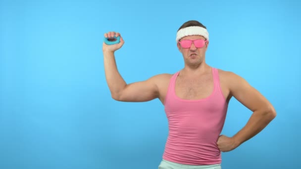 Oyuncu yakışıklı adam elinde elle büyüteç tutuyor. Parlak Fitness. Spor Moda Aksesuarları — Stok video