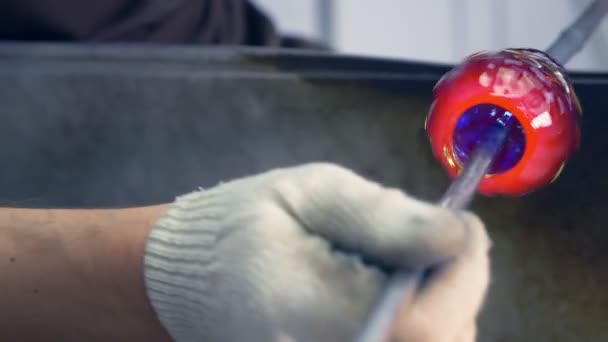 Souffleur de verre. fabrication artisanale de produits en verre — Video