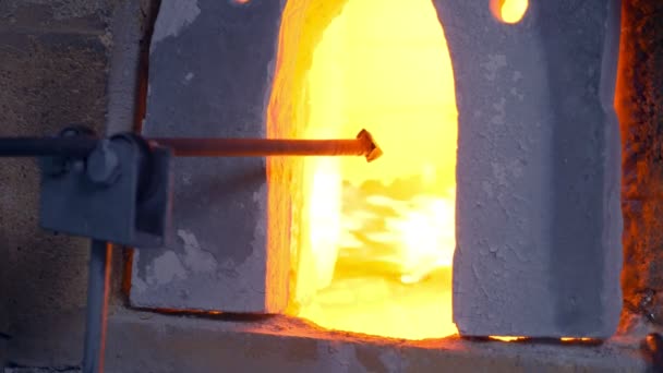 Soplador de vidrio. fabricante de productos de vidrio. hombre calienta el vidrio en un horno — Vídeos de Stock