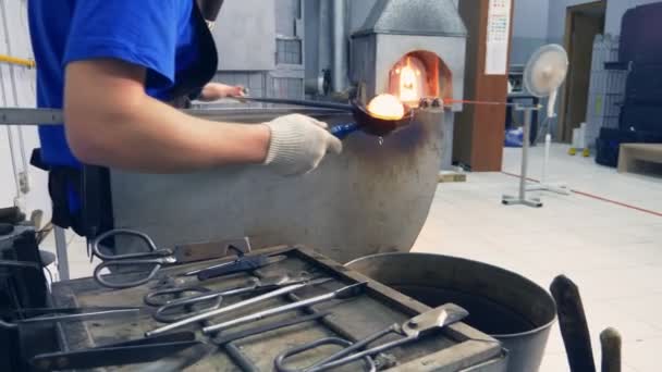 グラスブロワーガラス製品の製造元炉の中でガラスを加熱し — ストック動画