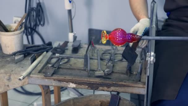 Soplador de vidrio. fabricación artesanal de productos de vidrio — Vídeo de stock