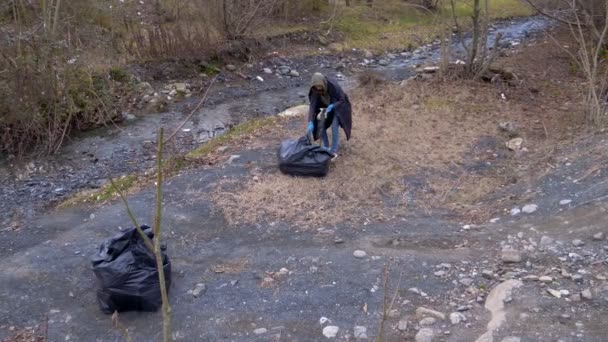 Problemi ambientali. volontari raccolgono rifiuti sulle rive del fiume — Video Stock