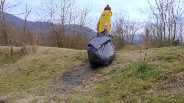 Environmentální problémy. skupina dobrovolníků odstraňuje odpadky v lese — Stock video