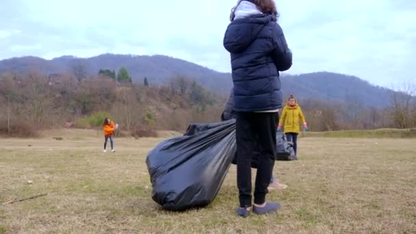Problemas ambientais. um grupo de voluntários remove lixo na floresta — Vídeo de Stock