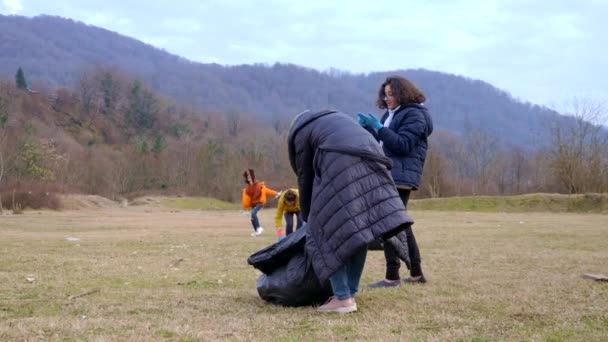 Környezeti problémák. Egy csoport önkéntes elviszi a szemetet az erdőbe. — Stock videók