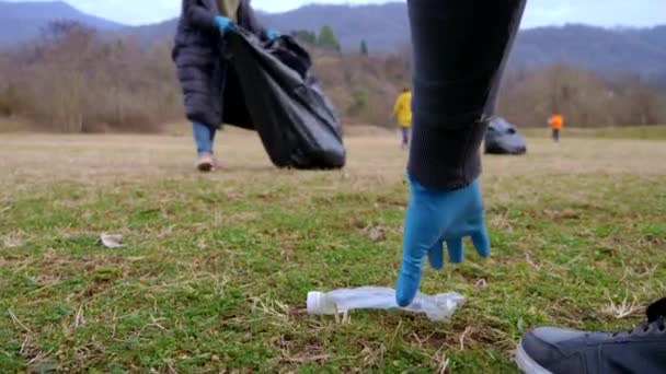 Problemy środowiskowe. grupa wolontariuszy usuwa śmieci w lesie — Wideo stockowe