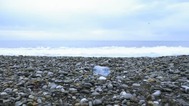 Plastskräp på stenstranden. miljöproblem — Stockvideo