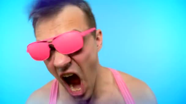 Smyčkové video. Gif art design. Stylový blázen v růžových brýlích křičí wow. — Stock video