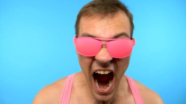 Pembe güneş gözlüklü havalı yakışıklı adam. Erkek ucube çığlık atıyor .