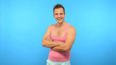 Oyuncu yakışıklı adam nefes darlığı çekiyor. Parlak Fitness. Spor modası