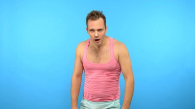 Oyuncu yakışıklı adam nefes darlığı çekiyor. Parlak Fitness. Spor modası