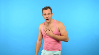 Oyuncu yakışıklı adam nefes darlığı çekiyor. Parlak Fitness. Spor modası