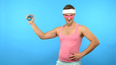 Oyuncu yakışıklı adam elinde elle büyüteç tutuyor. Parlak Fitness. Spor Moda Aksesuarları