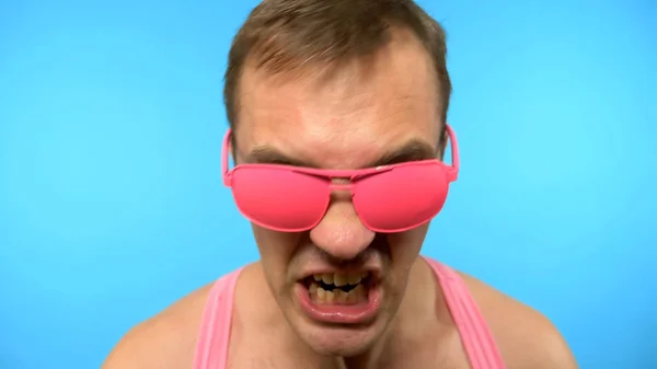 Cara bonito elegante funky em óculos de sol rosa. homem aberração gritando  . — Fotografia de Stock