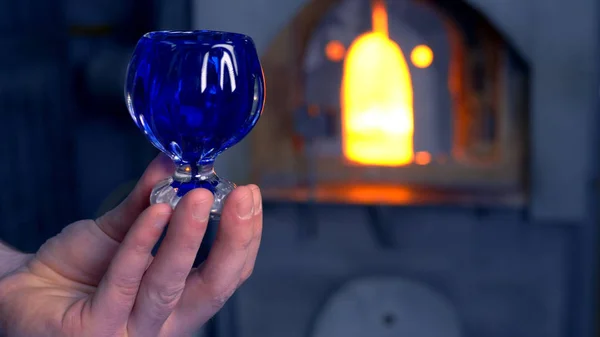 Souffleur de verre. fabricant de produits en verre. homme chauffe le verre dans un four — Photo